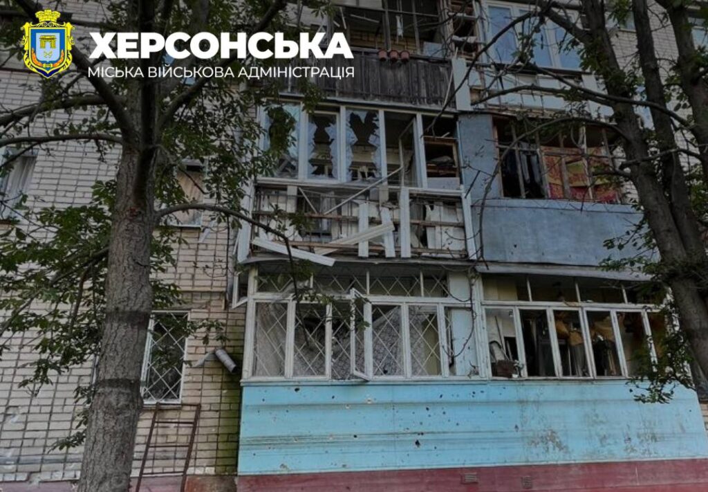 Потрощені покрівлі та вибиті шибки: російська армія обстріляла житлову забудову Херсона