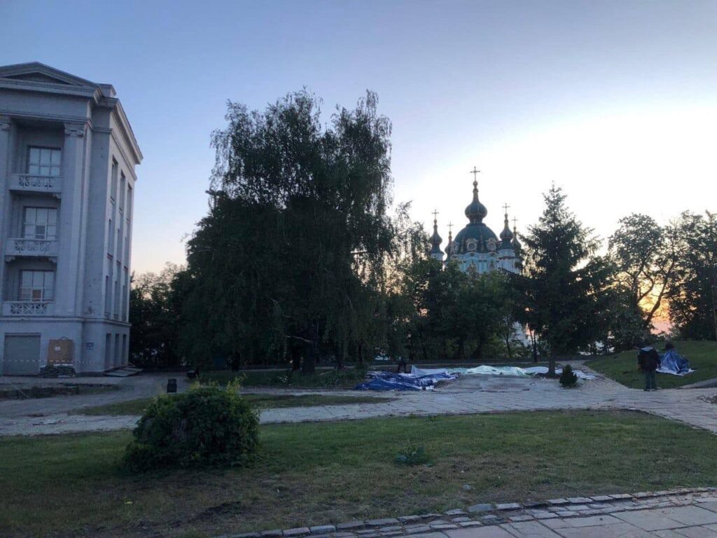 В Киеве возле Десятинной церкви демонтировали незаконный «храм-МАФ» Московского патриархата