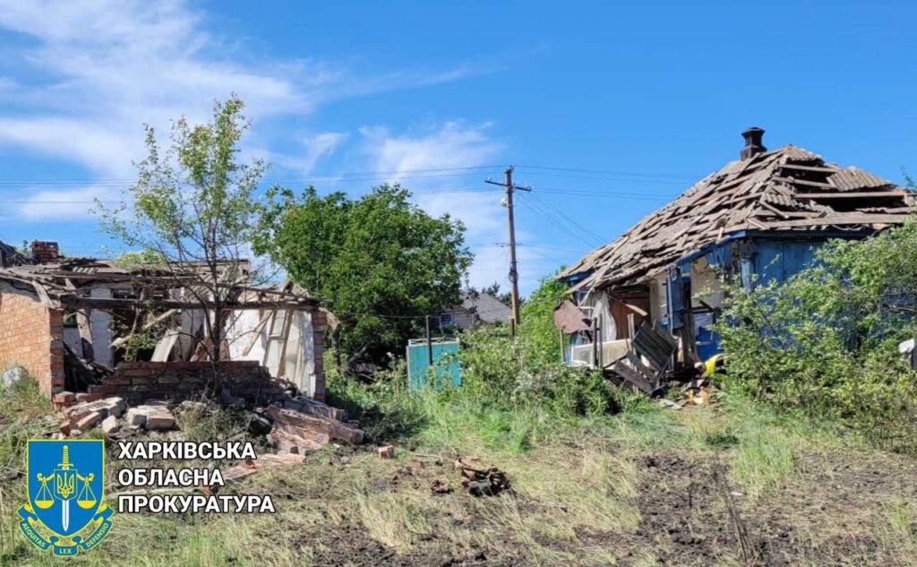 Росіяни завдали авіаударів по селу на Харківщині: жінка отримала поранення