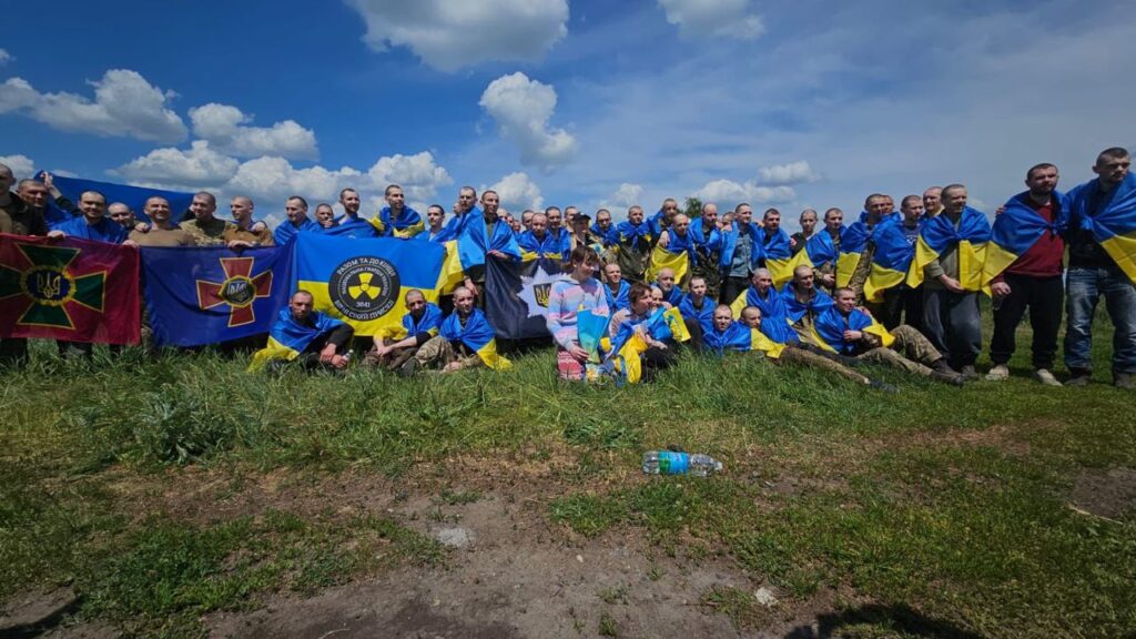 Украина вернула 75 человек из российского плена: среди них — военные и четверо гражданских