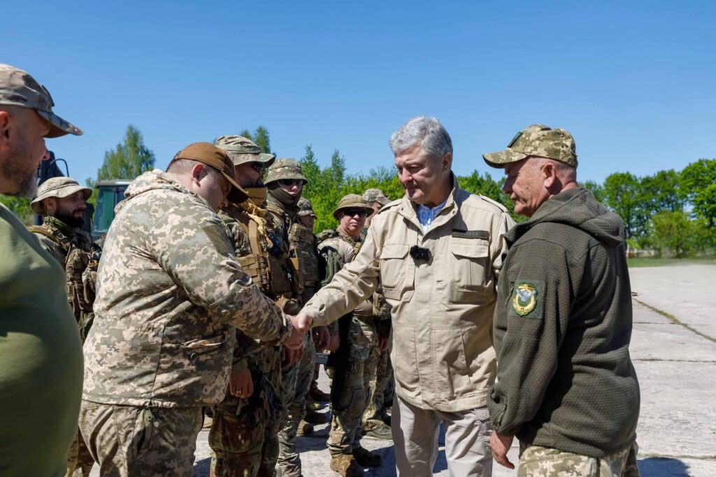 Стало відомо, що Порошенко привіз розвідникам