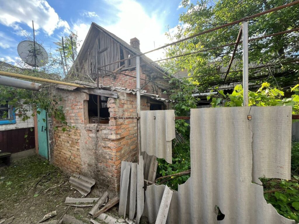 Росіяни з важкої артилерії та дронами-камікадзе обстріляли Нікопольщину, є руйнування