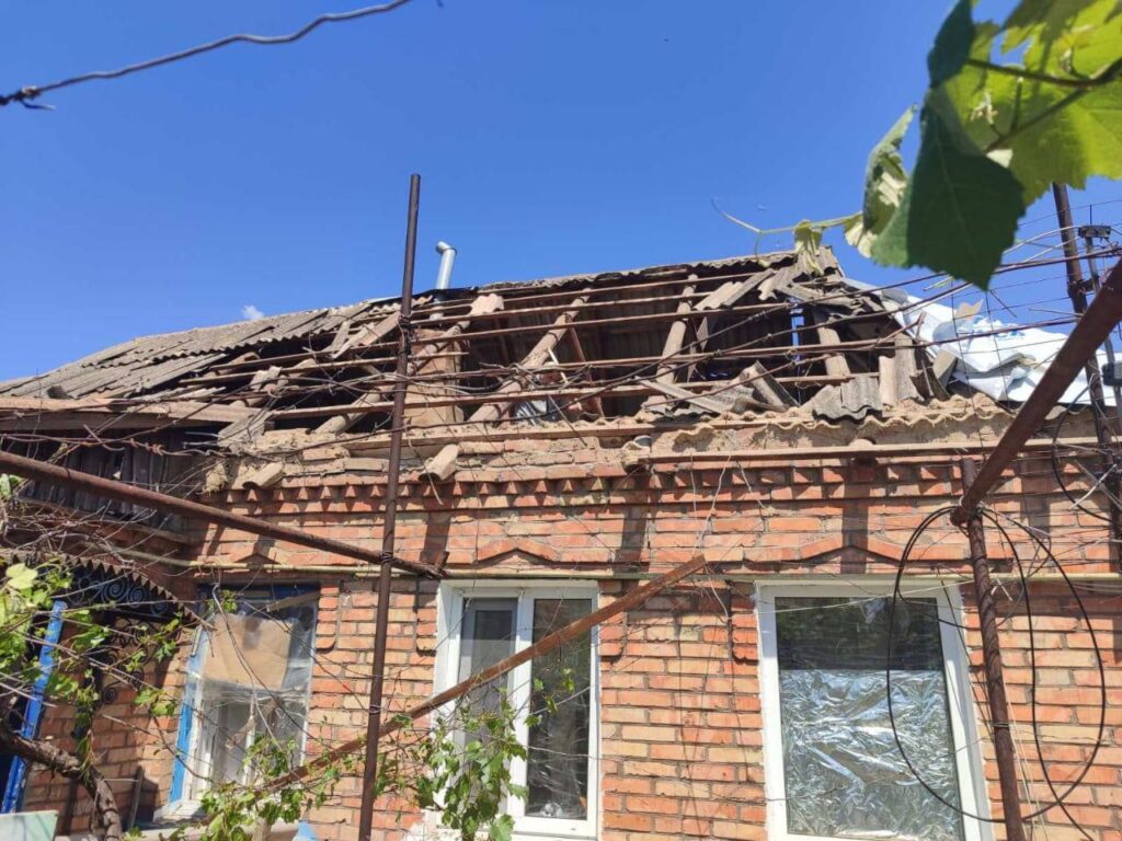 Росіяни з важкої артилерії та дронів-камікадзе обстріляли Нікопольщину, є значні руйнування