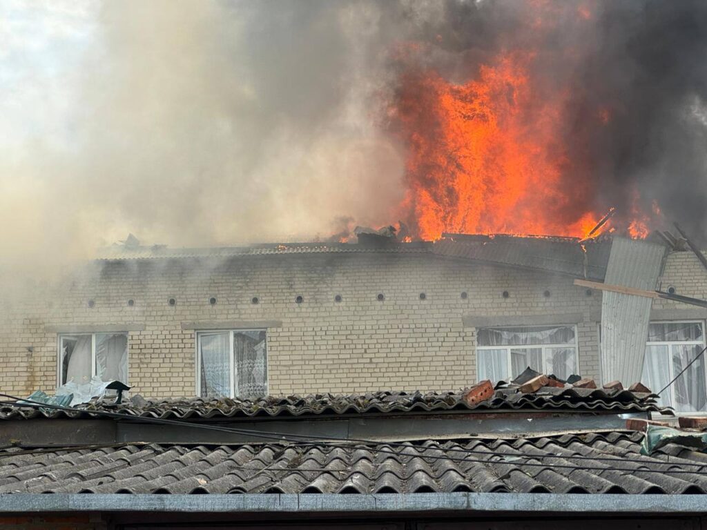 Армія РФ масовано атакувала Золочів на Харківщині: пошкоджено дитячий садок, ринок та будинки