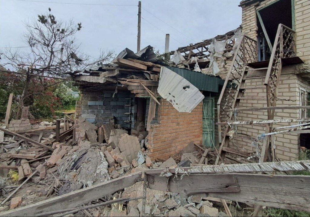 Росіяни масовано обстріляли Нікополь та дві громади Дніпропетровщини, є руйнування та поранена