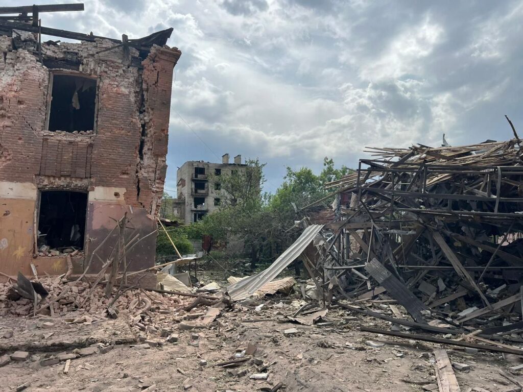 Росіяни ракетами та авіацією обстріляли Лиман на Донеччині, восьмеро мирних жителів отримали поранення
