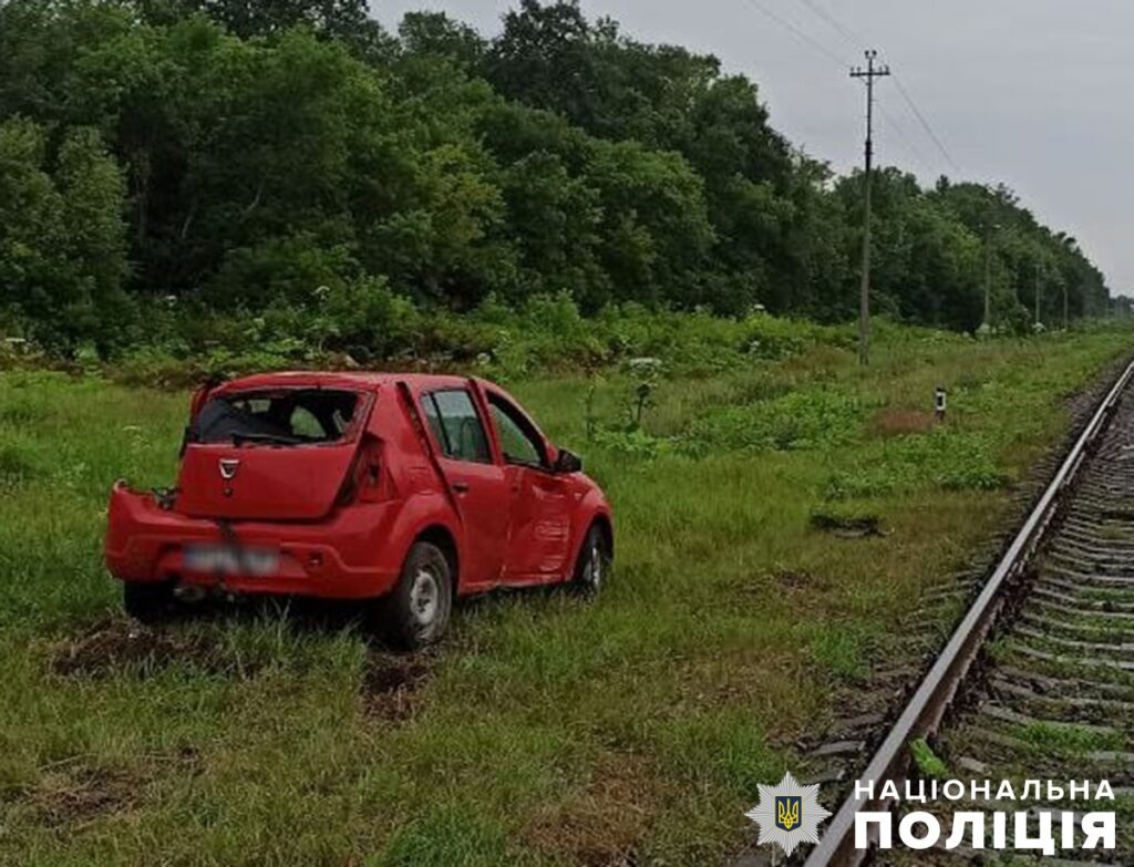 На Житомирщині потяг зіткнувся з легковиком, водія авто ушпиталили