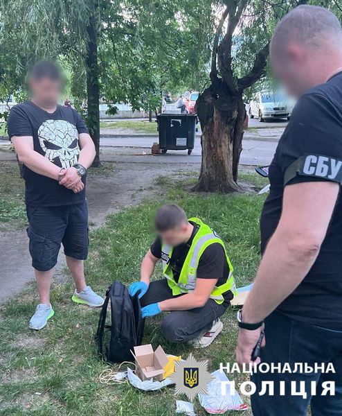 Виготовляли та поширювали психотропи: у Києві викрили групу наркоторговців