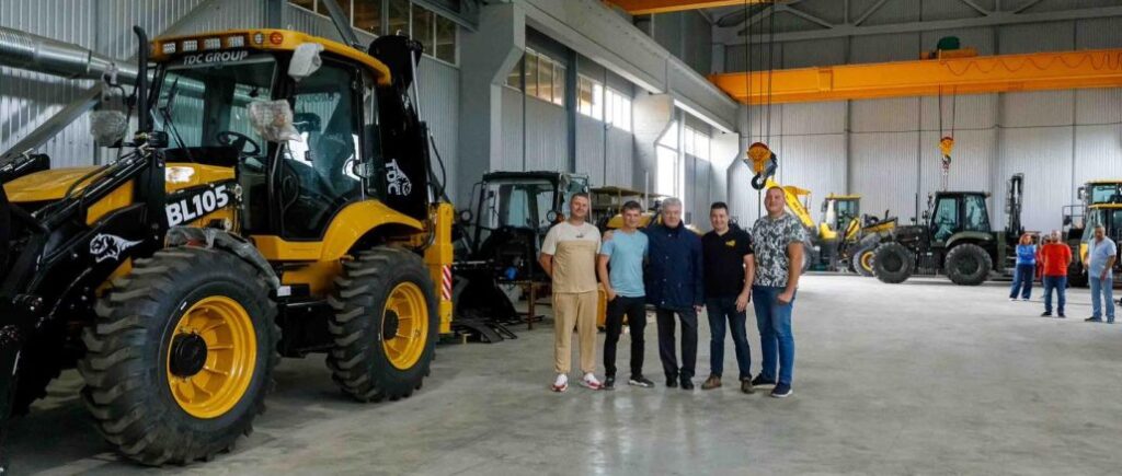 “Щоб не було ворожих ІПСО, потрібні фортифікації”: Порошенко законтрактував до кінця року екскаватори вітчизняного виробництва