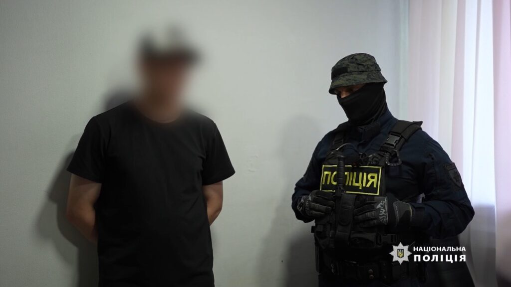 За тисячу доларів знімав авто з військового обліку: в Одесі за хабарництво затримали співробітника ТЦК