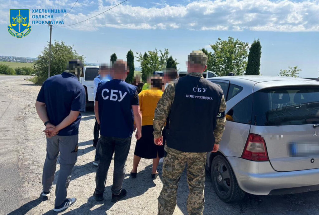 На Хмельниччині затримали місцеву депутатку, яка “зливала” ФСБ дані про військових та завербувала своїх дітей