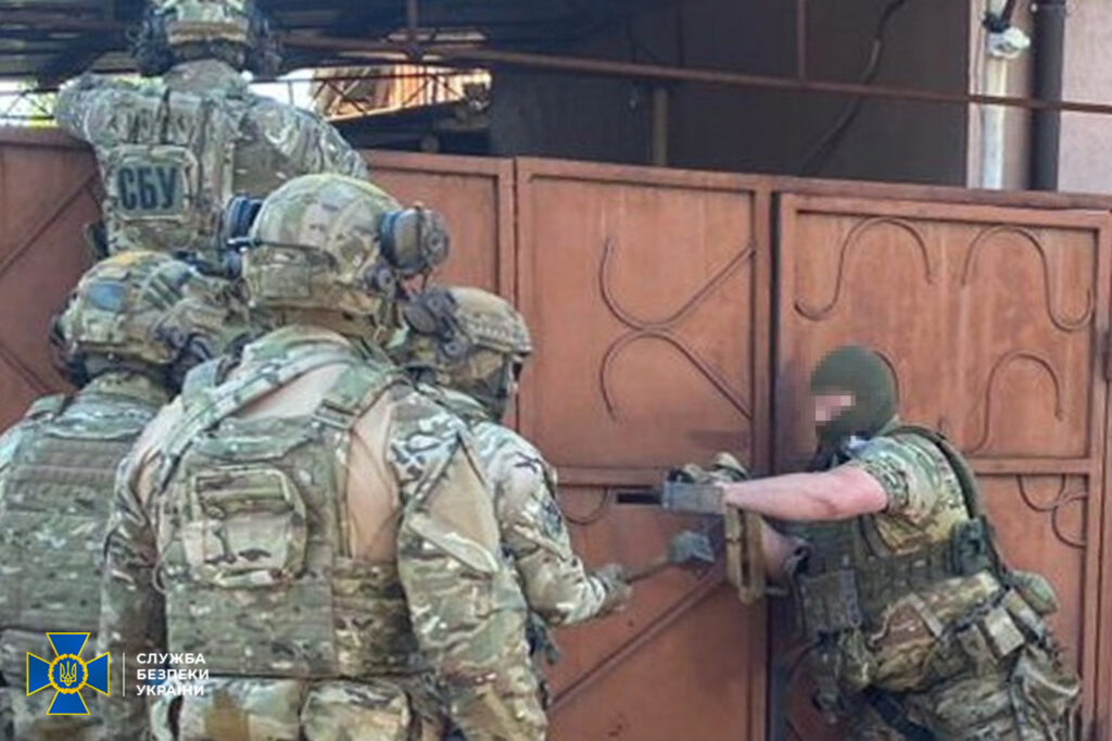Погрозами та залякуваннями вимагали гроші у родини загиблого військового: у Черкасах затримали групу рекетирів