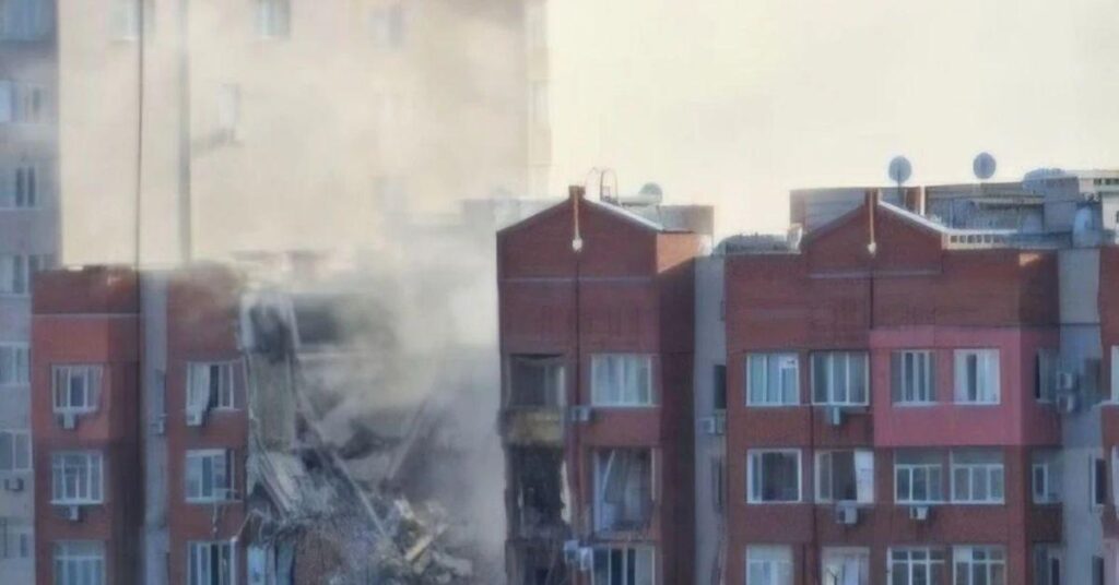 Росіяни вдарили ракетою по дев’ятиповерхівці в Дніпрі: є поранені