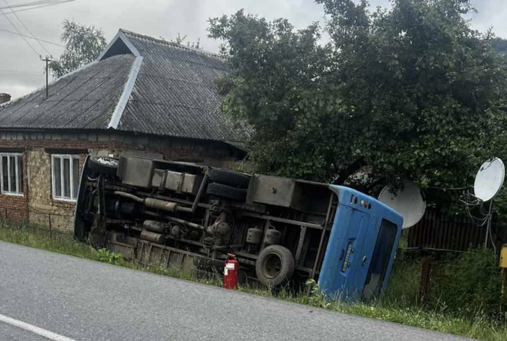 На Закарпатті автобус злетів з дороги, чимало постраждалих
