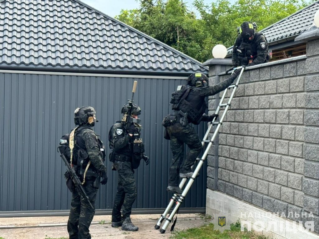 Викачали 74 тисячі літрів нафти у держпідприємства: у Чернігівській області викрили злочинну групу