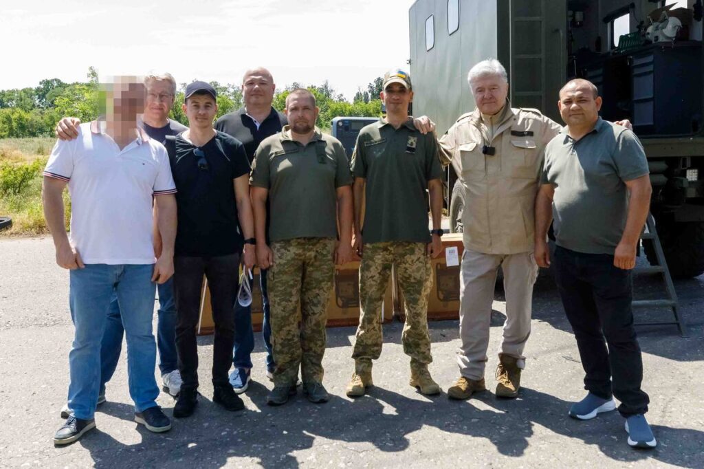 Кошмарять русню: Порошенко на Півдні передав техніку військовим морякам