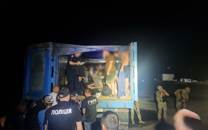 На Одещині прикордонники зупинили зерновоз: у кузові замість збіжжя були понад 40 чоловіків призовного віку