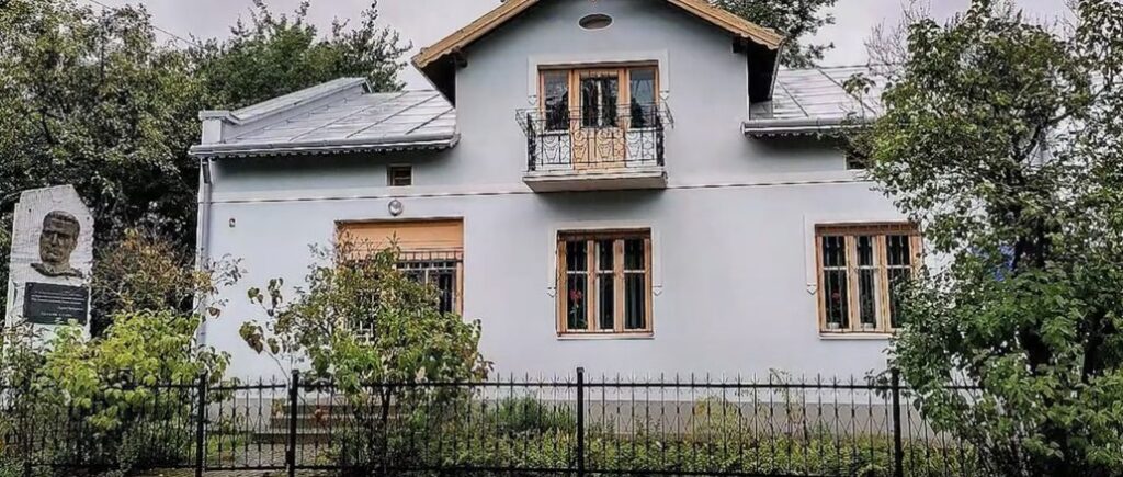 «Там до сих пор только обгоревший фундамент»: Порошенко призвал власти Львова не затягивать с восстановлением музея Шухевича