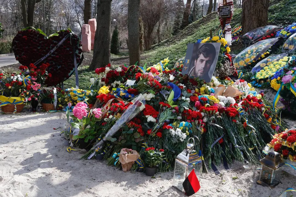 Наругу над могилами воїнів у Києві скоїла невідома жінка – прокуратура