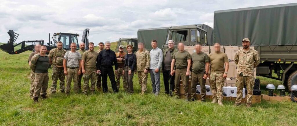 Порошенко на північному кордоні передав військовим FPV-дрони, РЕБ і техніку для фортифікацій