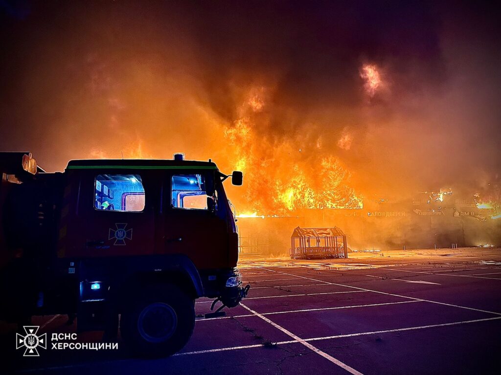 Армия РФ всю ночь била по Херсону: в городе горели автомобили, жилые дома и гипермаркет