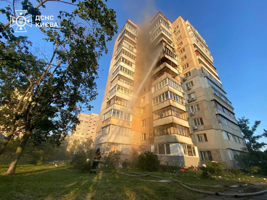 Росіяни атакували Київ крилатими ракетами: від падіння уламків зайнялась пожежа, є постраждалі