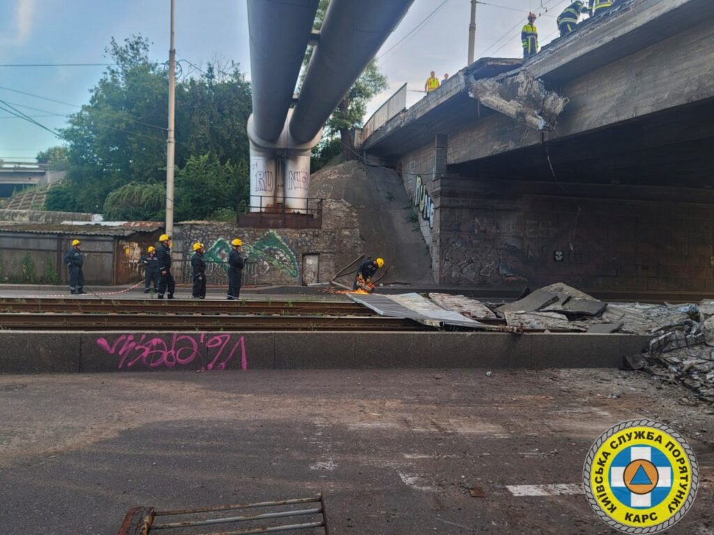 У Києві обвалилась пішохідна частина Повітрофлотського шляхопроводу: наслідки інциденту