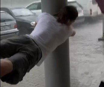 Вулиці під водою, буревій зносить дерева та людей: Москву накрив ураган Едгар