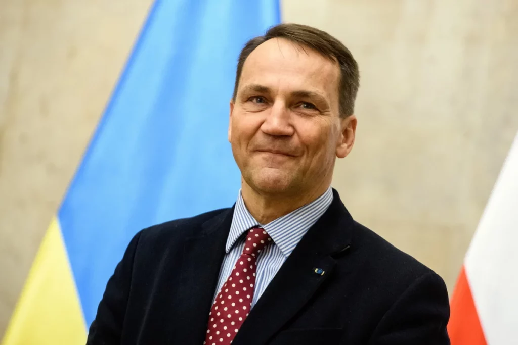 Польща зобов’язана збивати російські ракети над Україною – Сікорський