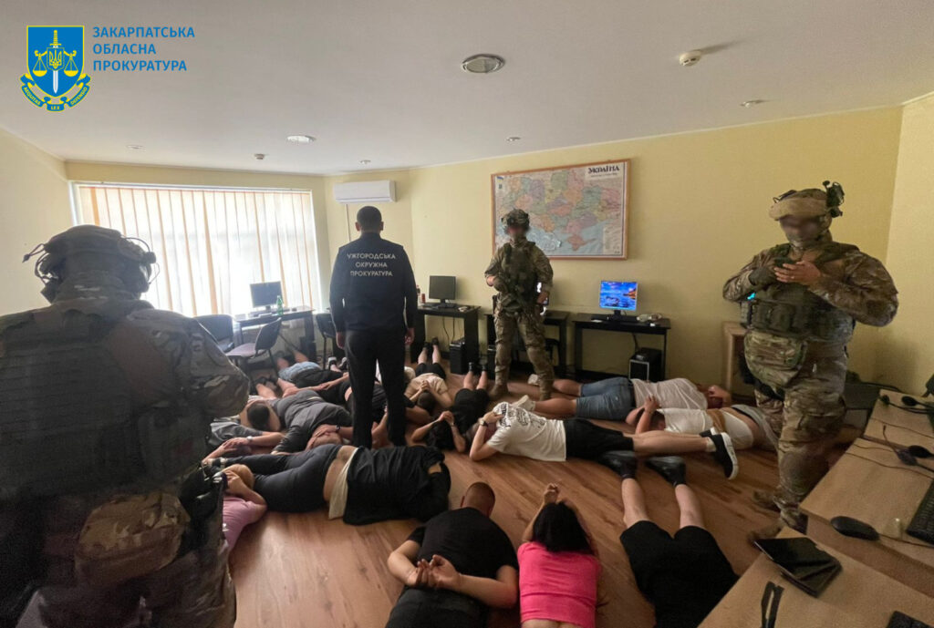 Сума шкоди сягає одного мільйона доларів: в Україні викрили шахрайський call-центр, який виманював кошти у громадян ЄС
