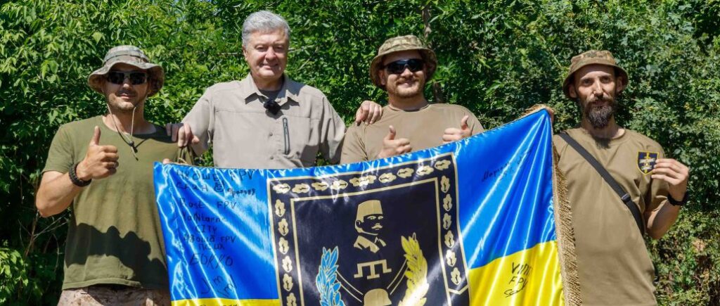 Торують шлях до Криму: Порошенко привіз техніку 48-му штурмовому батальйону імені Челебіджіхана