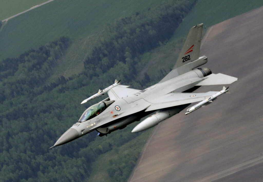 Первые самолеты F-16 прибыли в Украину — СМИ