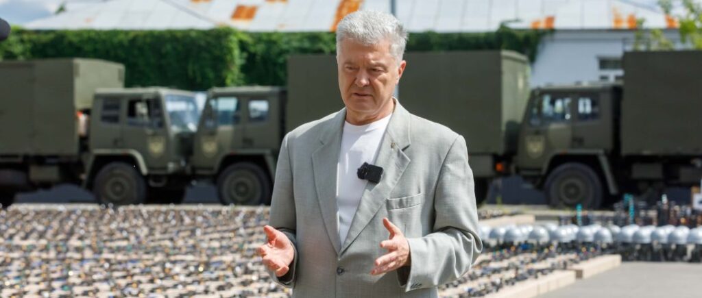 На фронте нет каникул: Порошенко снова везет в войска тысячи дронов и окопный РЕБ