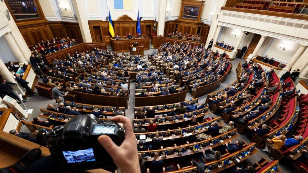 На игле Офиса президента: кто виноват в парламентском хаосе?