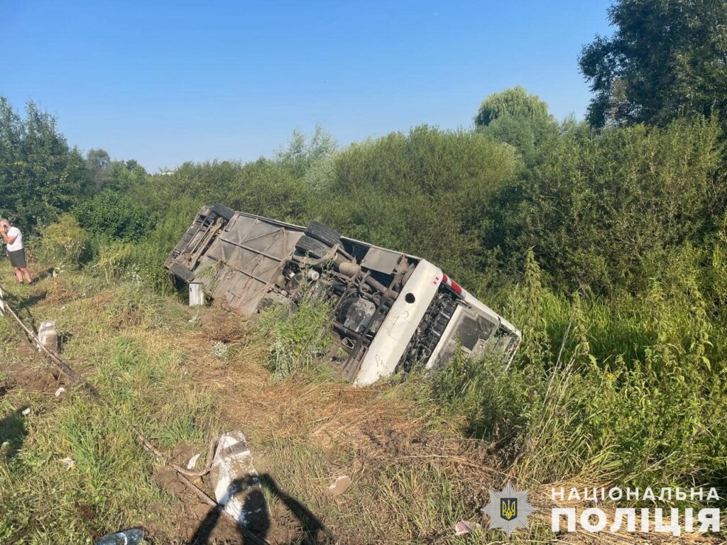 На Тернопільщині перекинувся автобус з прочанами: є постраждалі