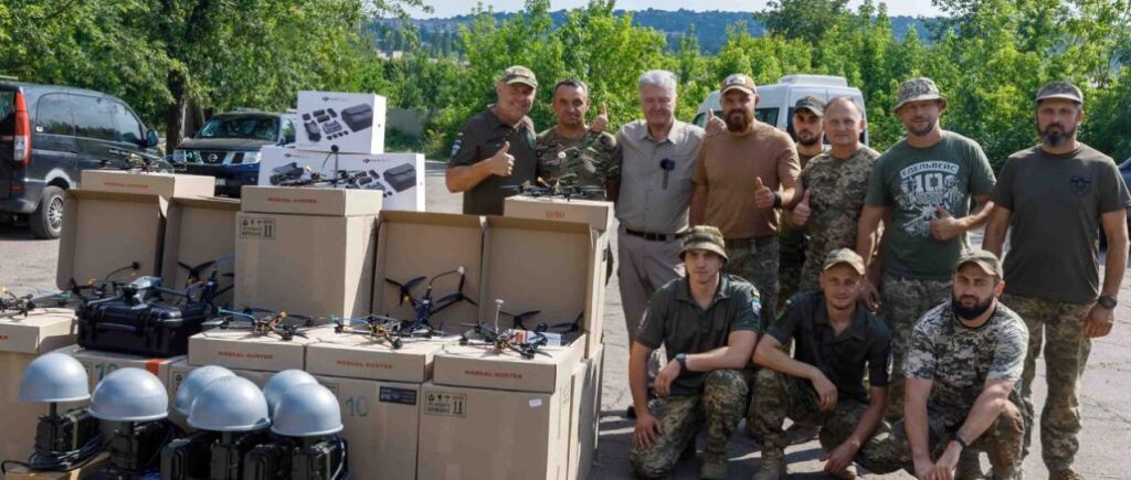 Порошенко поздравил на фронте мэра Борисполя и подарил ему дроны