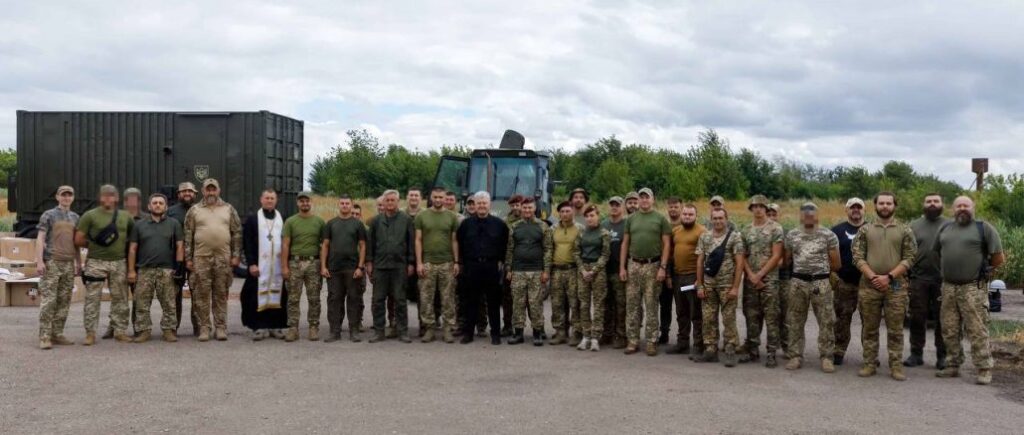 Партія дронів – за чотири дні: Порошенко привіз на фронт нові FPV, РЕБ та техніку для знищення ворога