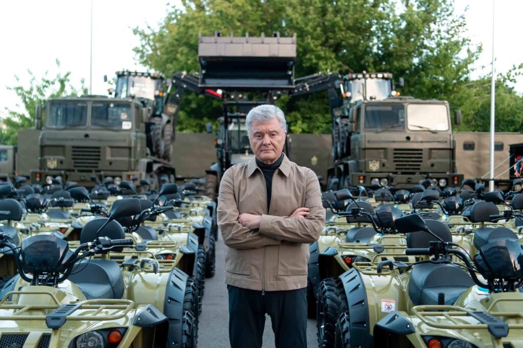 Грузовики, экскаваторы, квадроциклы – Порошенко везет на фронт технику на 26 млн грн