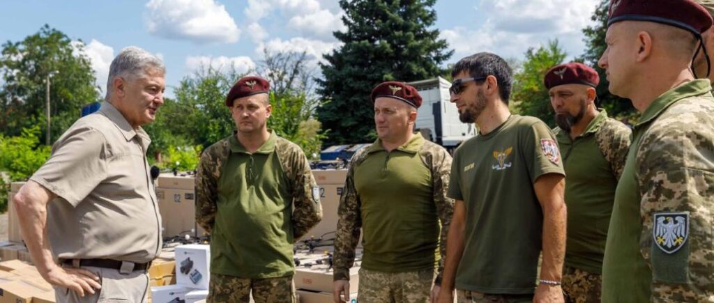 Порошенко привіз нову партію техніки на Харківщину: зараз не до відпочинку – на фронті дуже гаряче