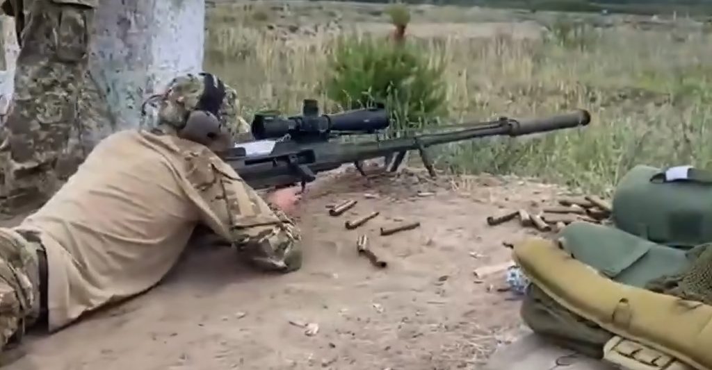 Український боець з гвинтівкою “Snipex T-REX”. Травень-червень, 2022. Україна. Кадр з відео соцмереж