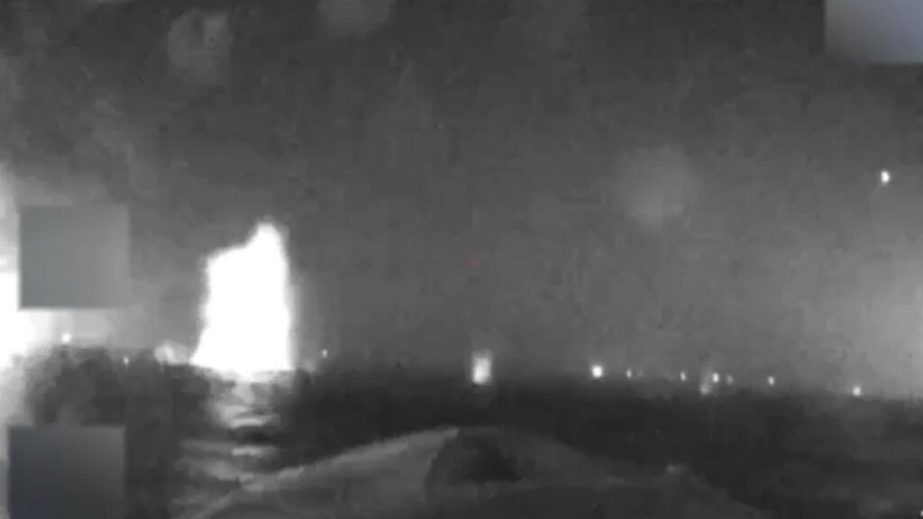 Вночі морські та повітряні дрони уразили базу берегової охорони РФ у окупованому Криму – ЗМІ