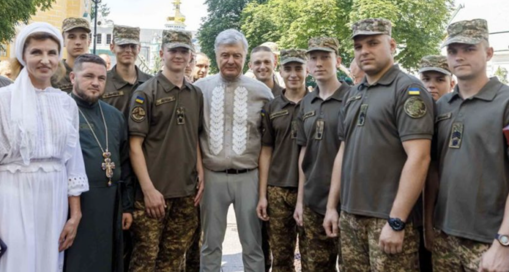 Порошенко в Лавре помолился за Победу Украины и призвал запретить фсбэшную московскую церковь