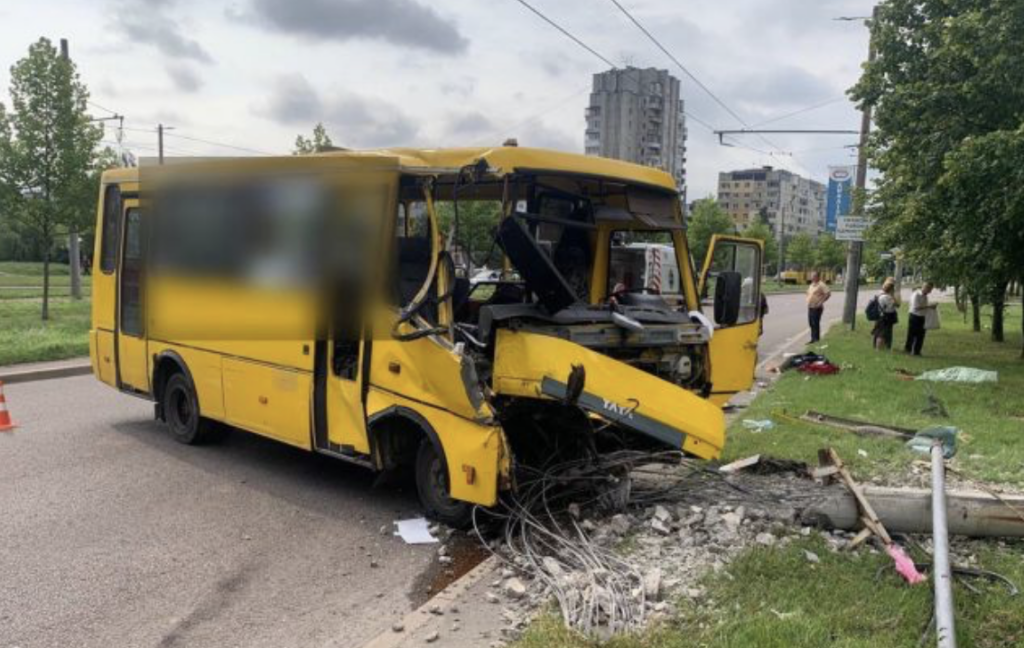У Львові маршрутка влетіла в електроопору, є постраждалі