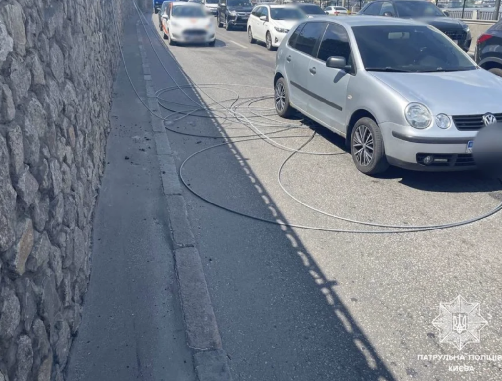 У Києві обірвався тролей на атракціоні через Дніпро, водолази шукають людину