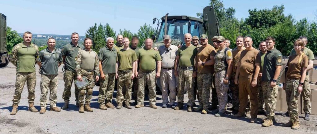 Потужні, надійні, готові до роботи: Порошенко привіз у п’ять бригад на Харківщині ударні FPV-дрони “Мольфар” та іншу техніку