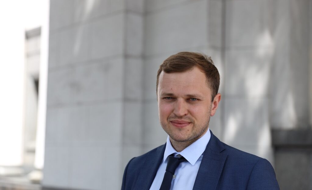 «Слуга» Жупанин регулярно выезжает за границу, прикрываясь «парламентской работой»