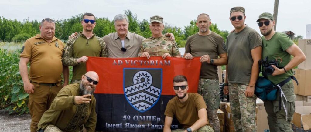 Порошенко привез в Донецкую область сотни дронов и другую технику