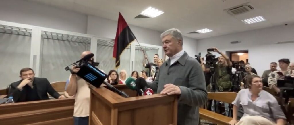 Порошенко у суді поручився за полковника Червінського і закликав суддю ухвалити справедливе рішення, а не виконувати вказівки влади