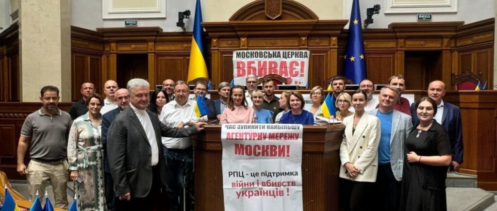Тактическая победа: Порошенко после согласительного совета вышел к депутатам, блокирующим трибуну