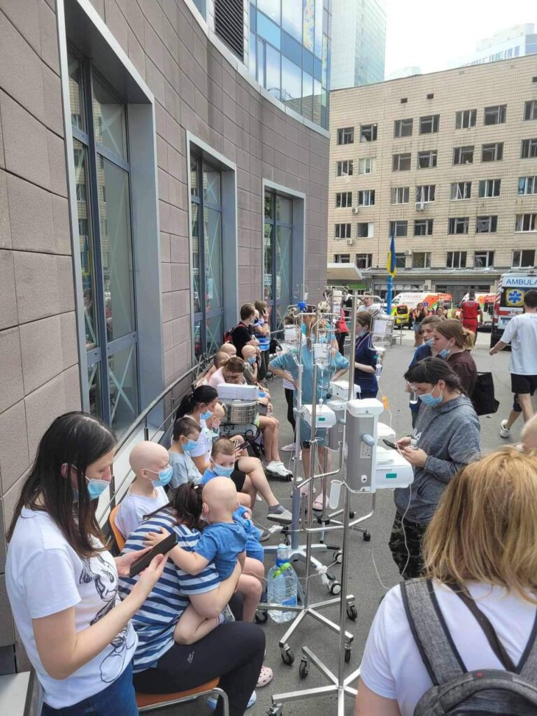 Влучання в лікарню “Охматдит”: під завалами є люди